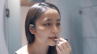 4K超清实拍女性涂唇膏口红化妆品广告素材视频的预览图