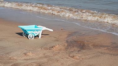 4K夏天沙滩海浪玩具空镜实拍素材视频的预览图