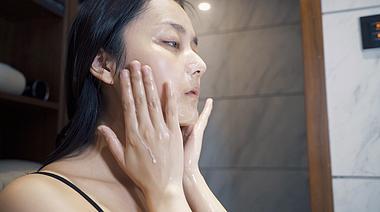 4K超清实拍女性洗面奶洗脸护肤流程广告素材视频的预览图
