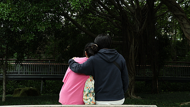 1080p520情侣亲密牵手拥抱背影高清实拍视频视频的预览图