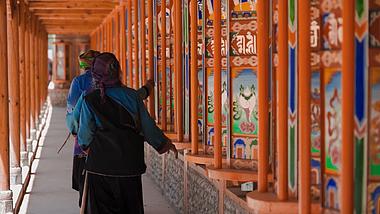 1080升格藏民转经祈福背影民族文化实拍视频的预览图