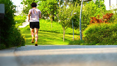 4K实拍女性晨跑减肥跑步有氧运动健身视频的预览图