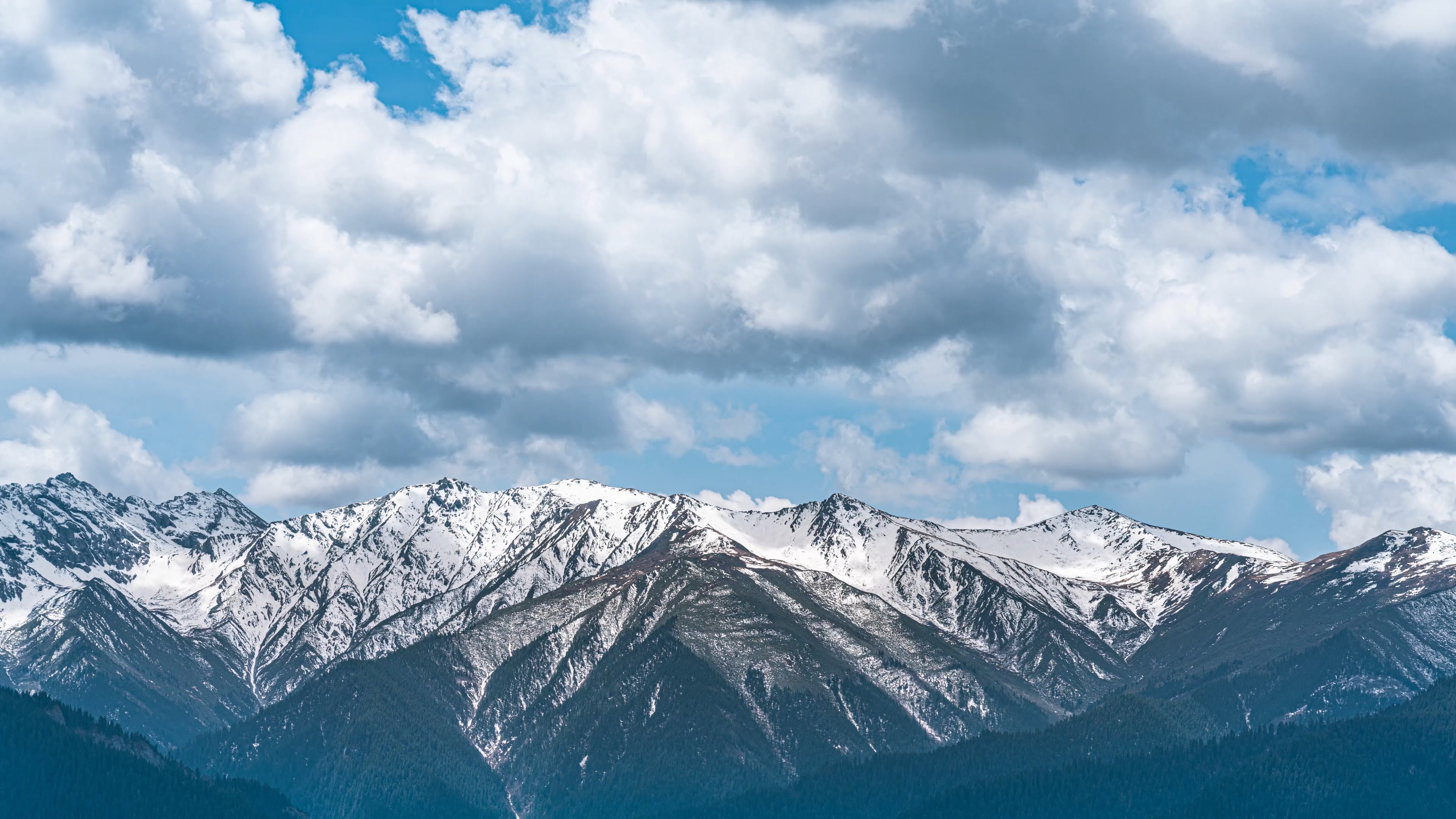 8k壮丽雪山蓝天白云涌动祖国山河风光自然风景延时视频的预览图