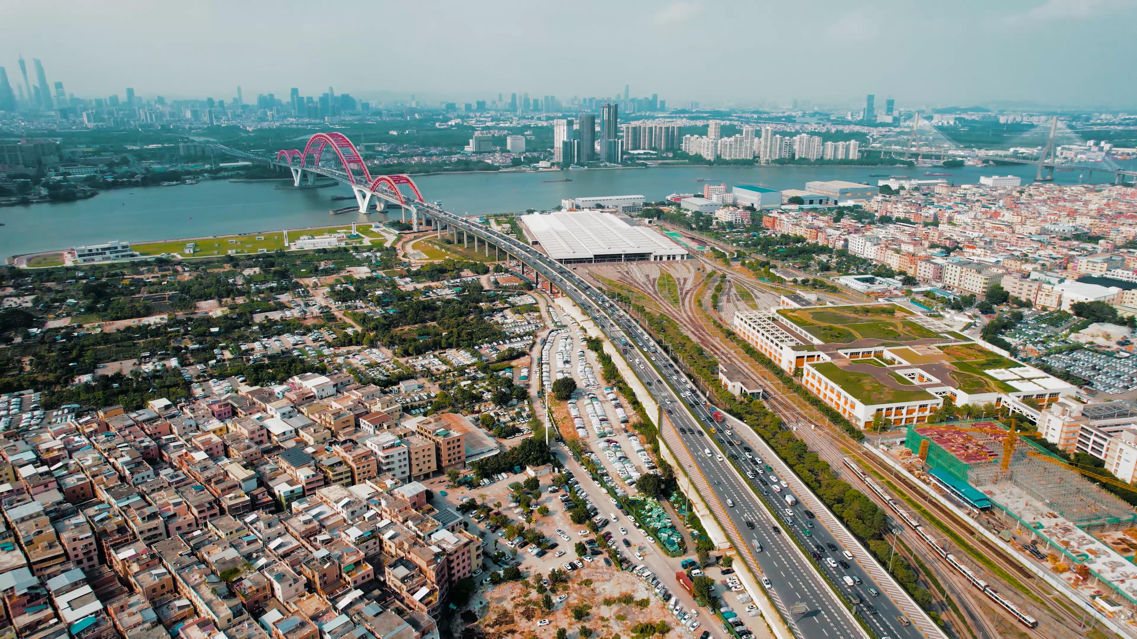 4k广州番禺区新光快速路大桥城市交通车流视频的预览图