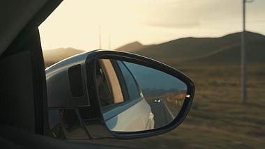 1080升格汽车行驶后视镜视角唯美意境视频的预览图