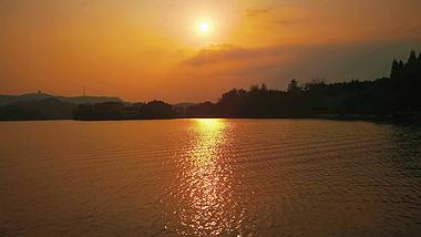 4K实拍日落晚霞夕阳下的湖面自然风景空镜视频视频的预览图