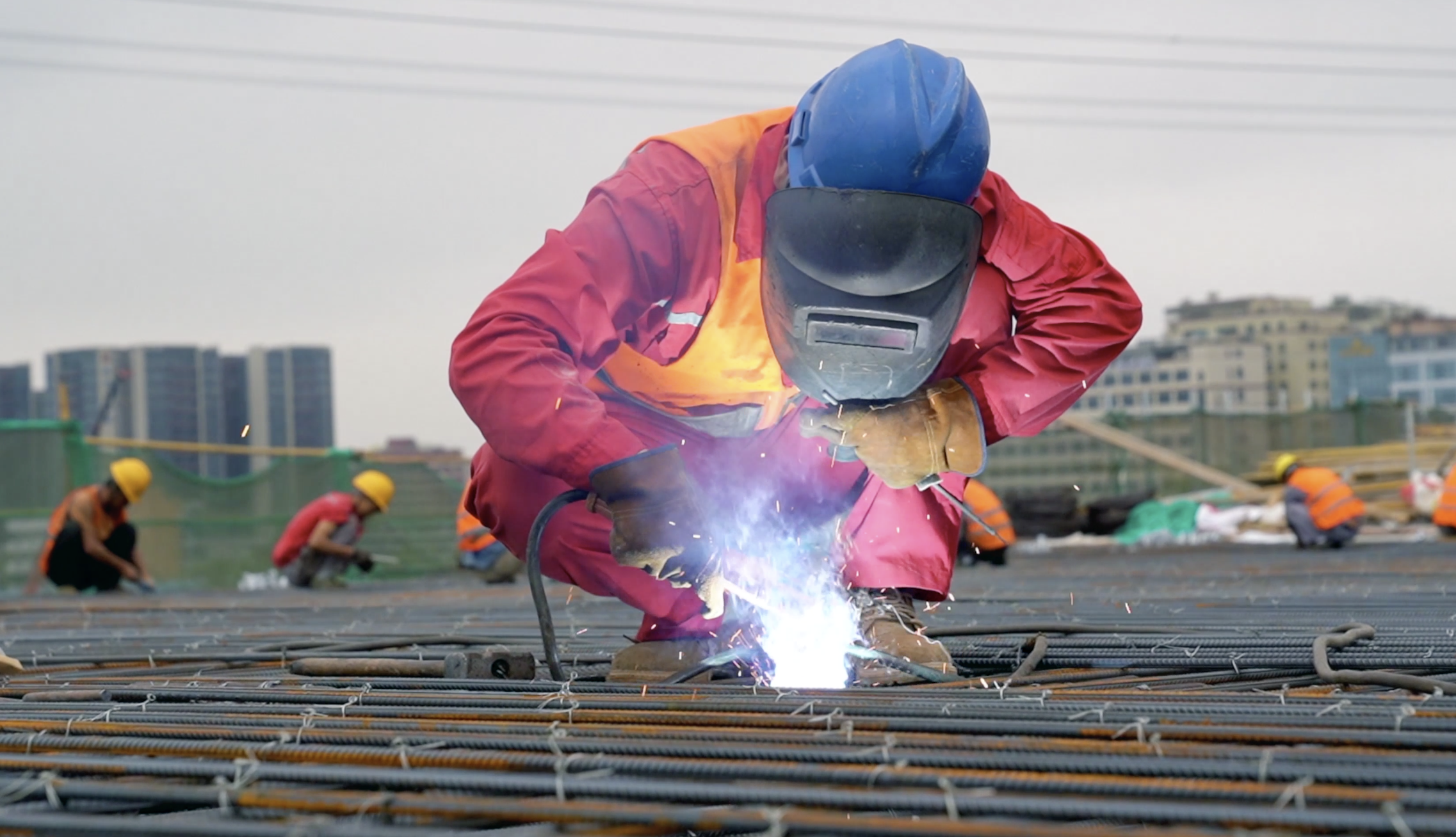 4K实拍工地工人烧电焊焊接作业工业视频素材视频的预览图