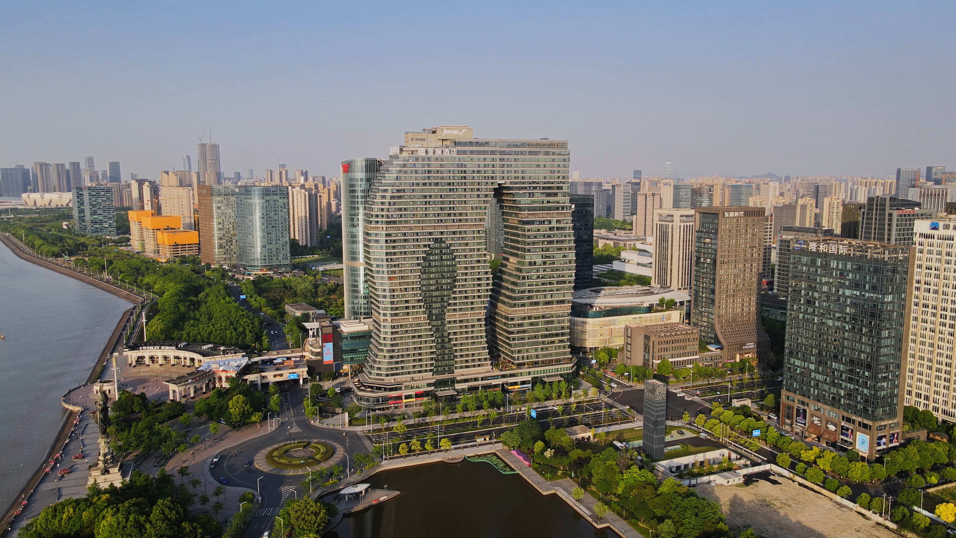 4K航拍杭州印地标建筑商务大楼夏日晚霞视频的预览图