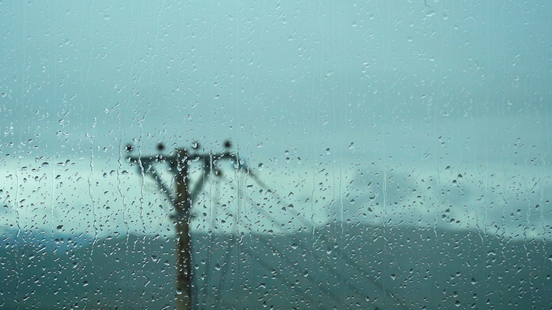 4K实拍下雨天雨滴在玻璃上滑落滴落意境空镜升格视频的预览图