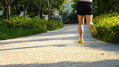 4K高清实拍清晨女性跑步锻炼有氧运动减肥视频视频的预览图