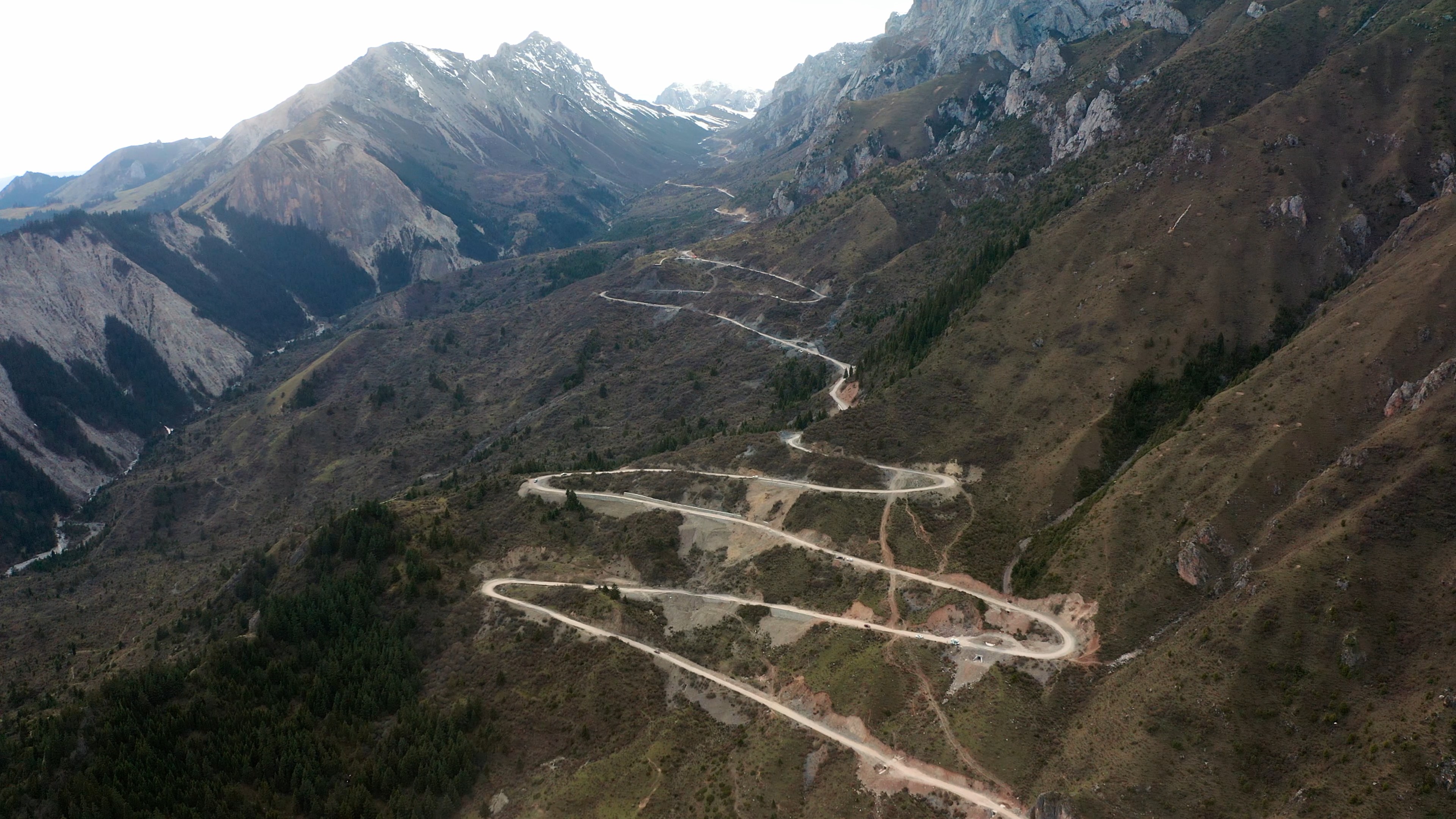 4k航拍甘南藏族自治州山路十八弯盘山公路视频的预览图