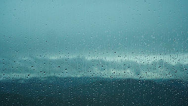 4K实拍阴天下雨天雨天玻璃上雨水滑落忧郁心情人文意境空镜头视频的预览图