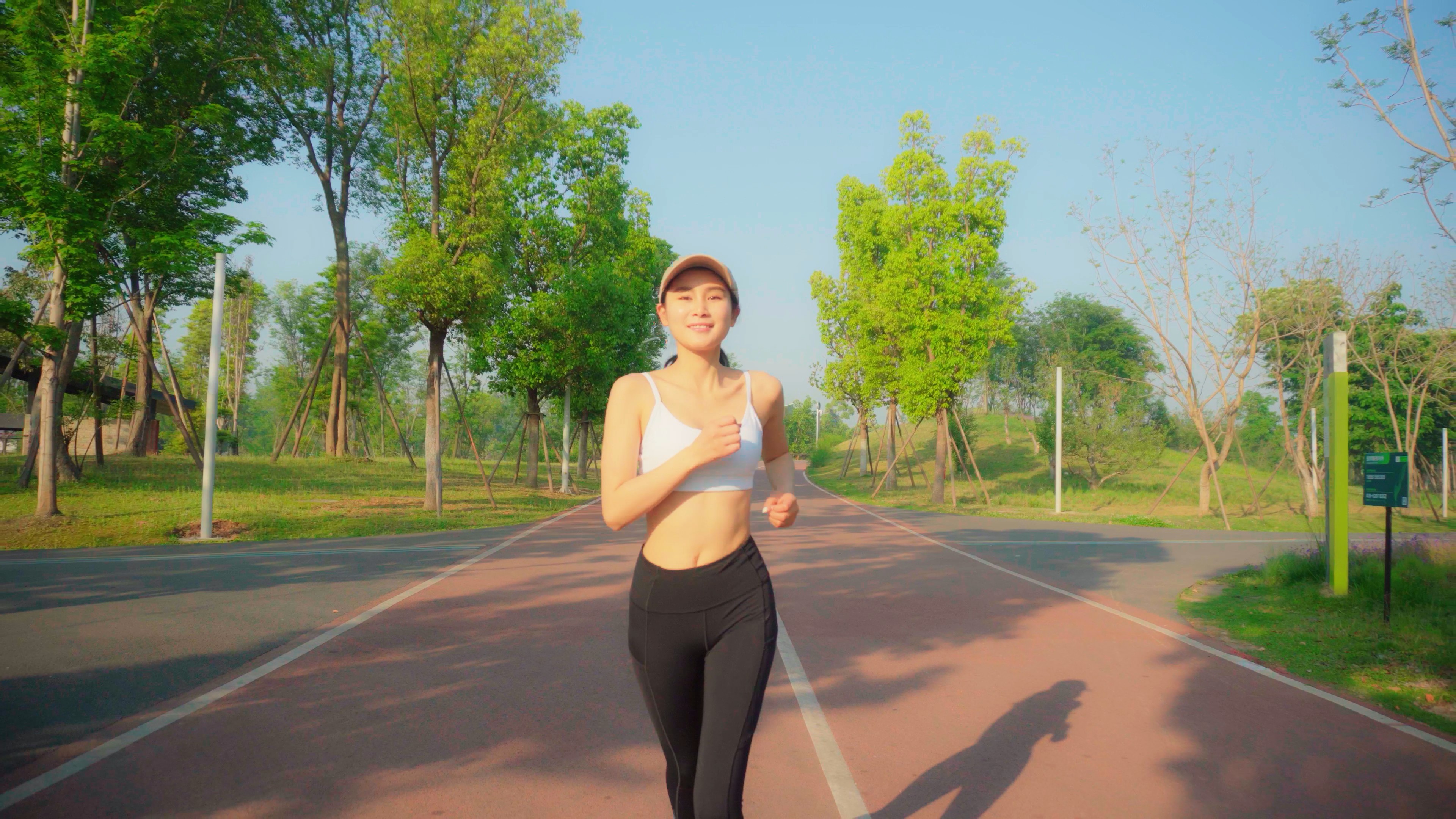 4K实拍美女清晨晨跑跑步运动正面视频素材视频的预览图