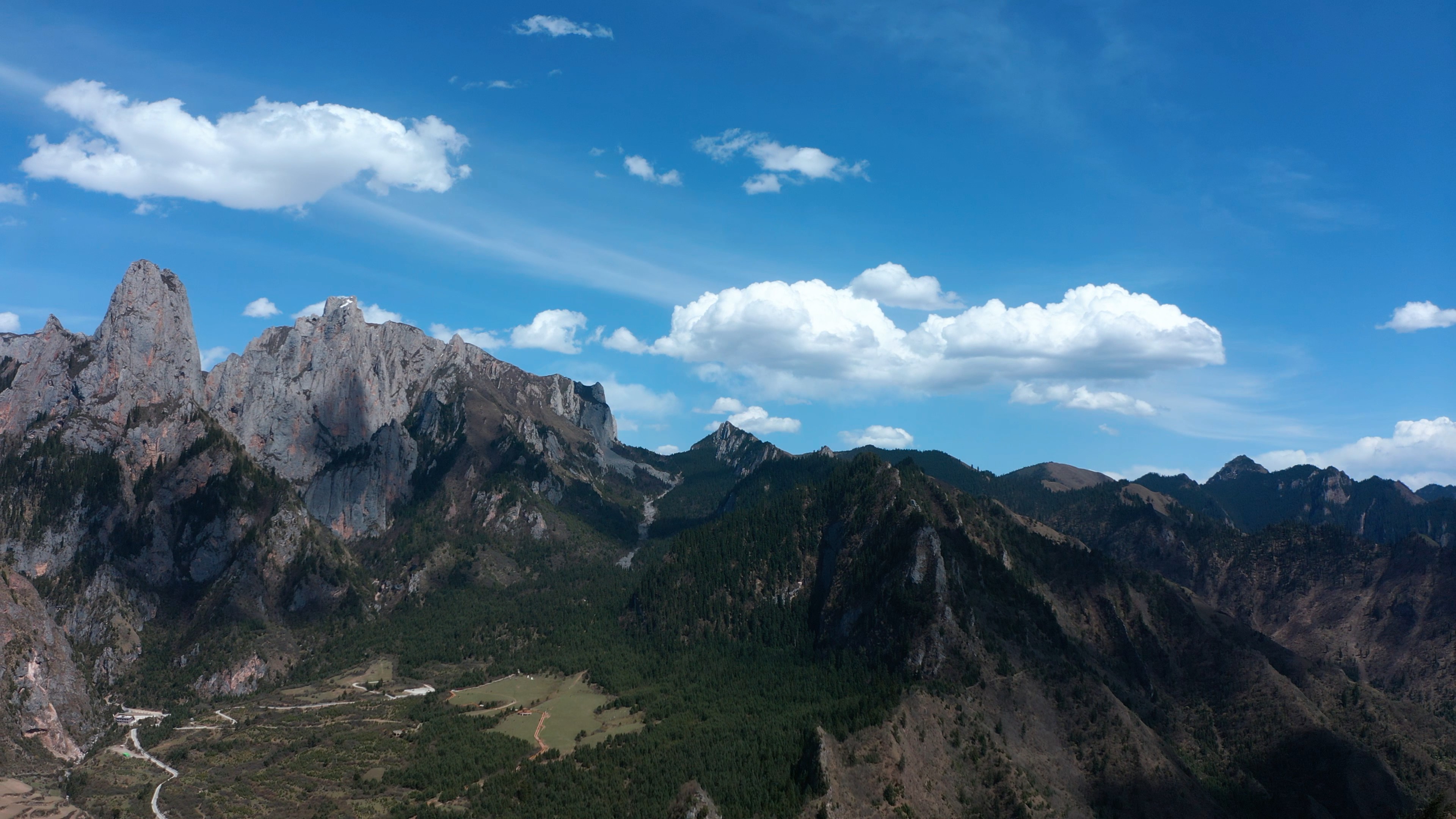 4k航拍甘南藏族自治州扎尕那石头山风光风景视频的预览图