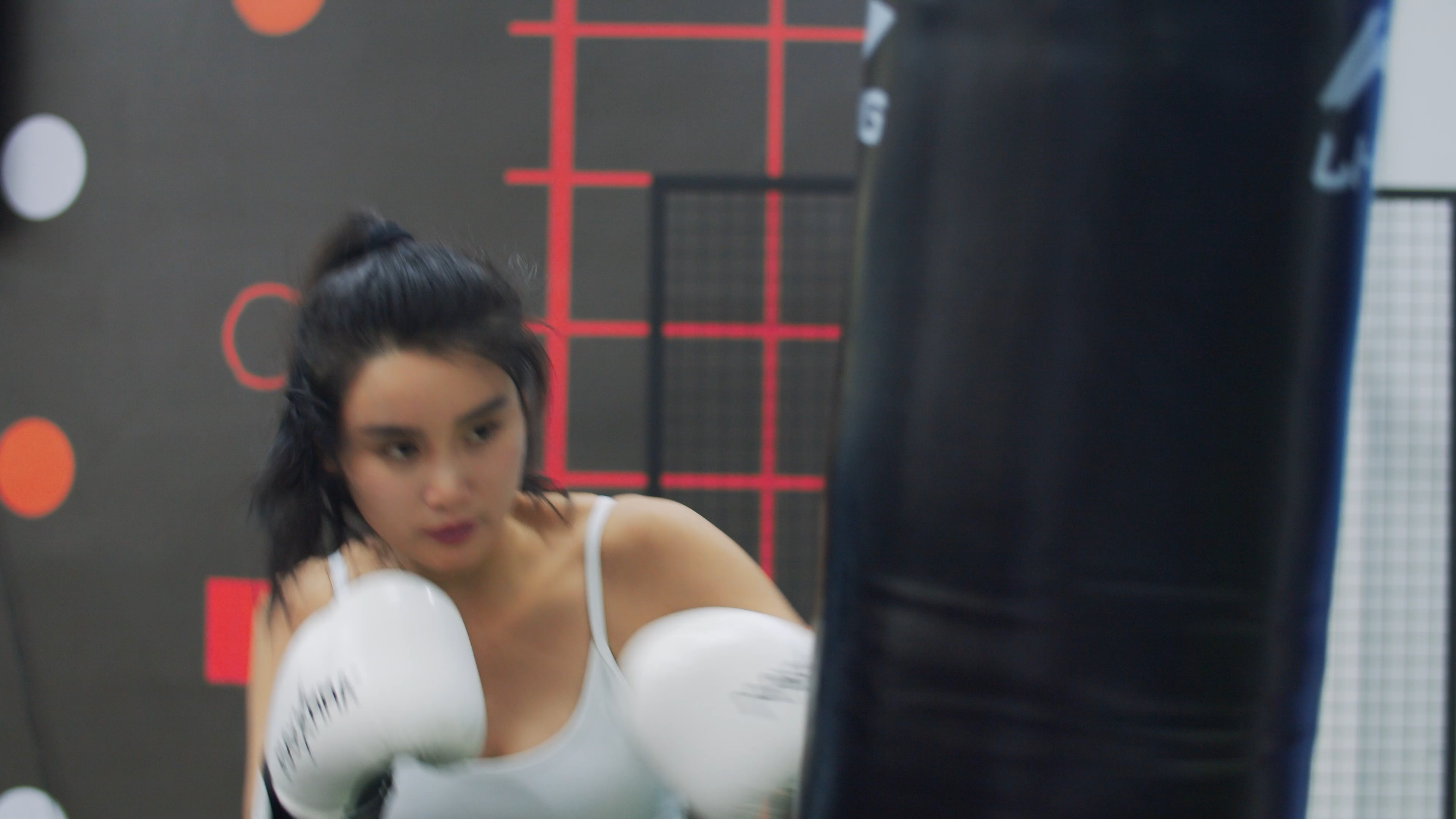 4K实拍美女健身房打拳击袋运动健身塑形广告宣传视频视频的预览图