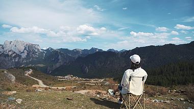 4k女生坐在山顶欣赏自然风景背影人文意境视频的预览图