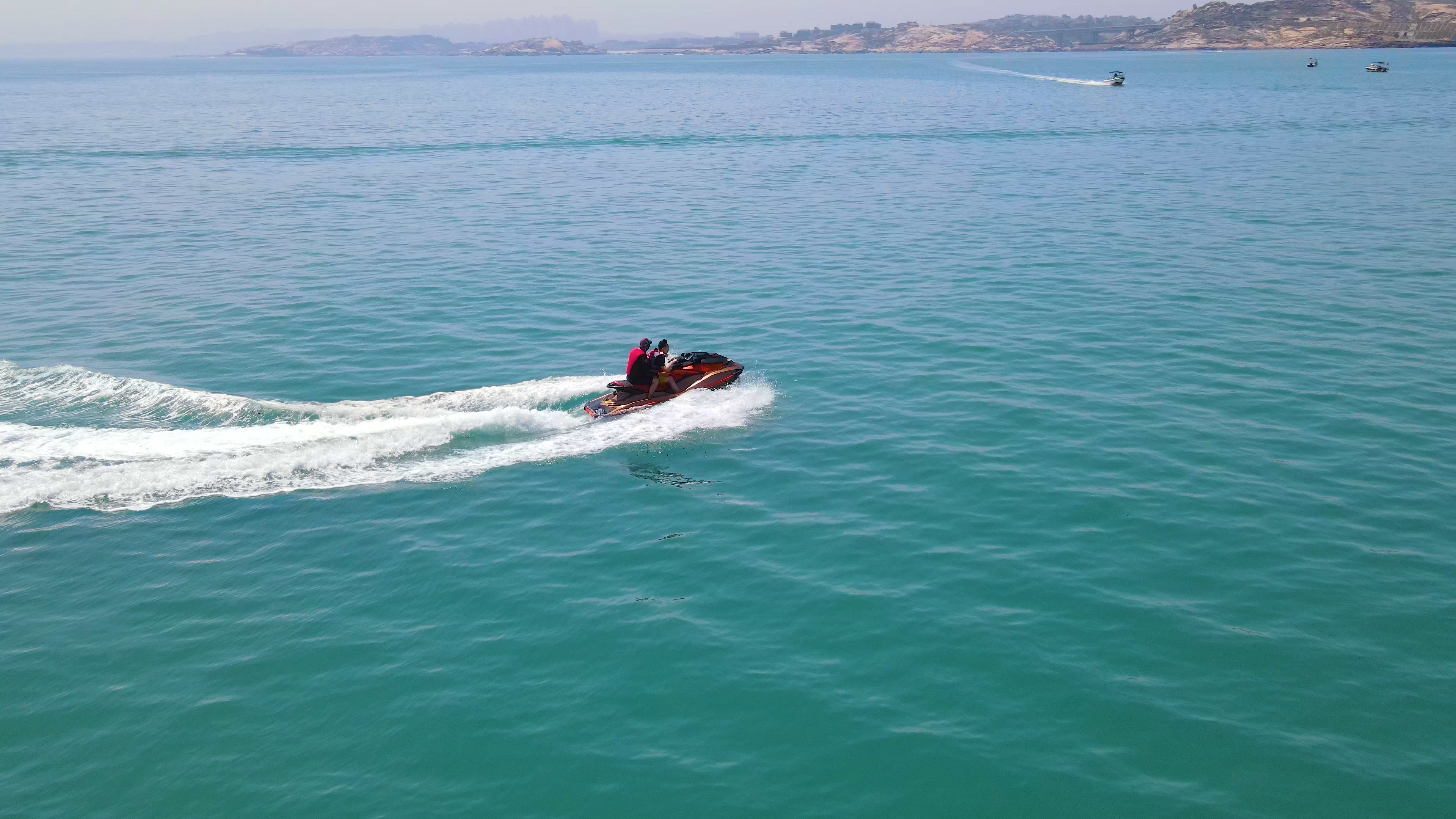 4K航拍海上摩托艇溅起浪花向前行驶视频的预览图