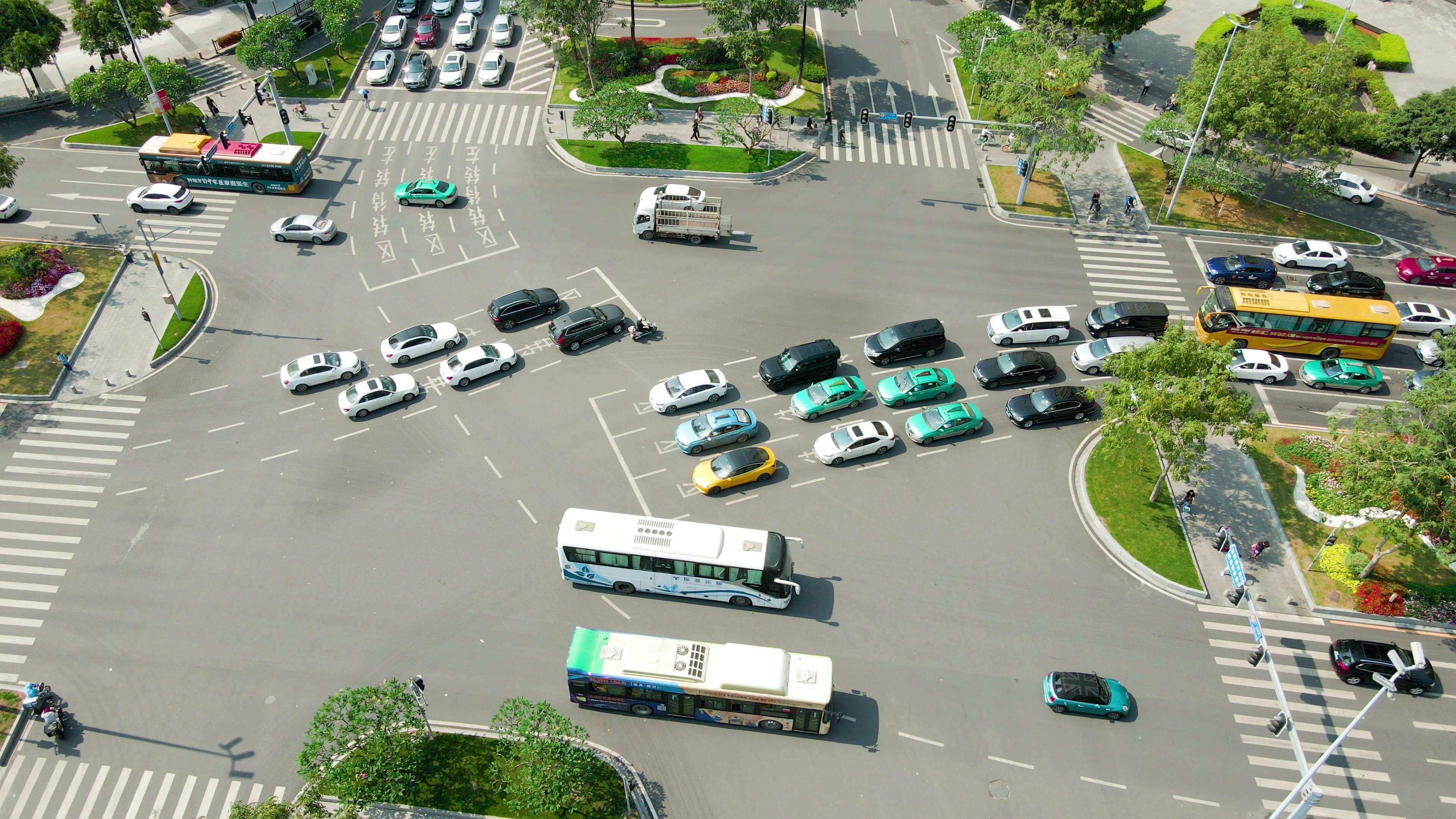 4k繁忙的城市交通十字路口车流空镜视频视频的预览图