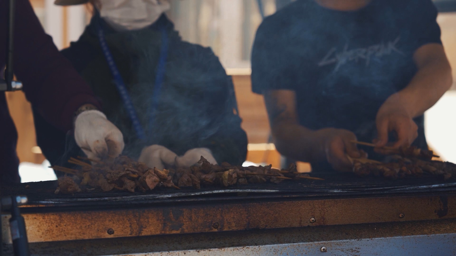1080升格烤羊肉串美食烧烤风味小吃实拍视频的预览图
