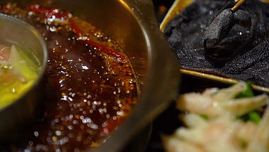 4K实拍重庆火锅涮毛肚升格餐饮美食宣传视频视频的预览图