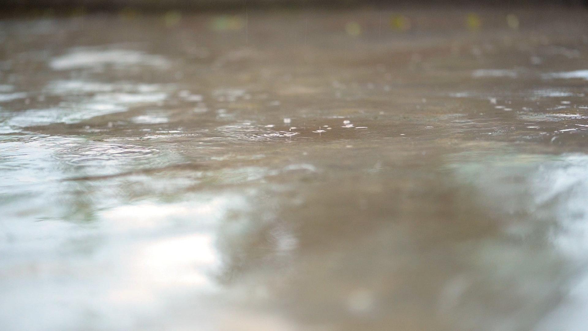4K高清唯美下雨雨滴滴落地面人文意境空镜头视频的预览图