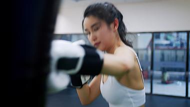 4K实拍美女在健身房打拳击运动健身塑形健身房广告宣传视频的预览图
