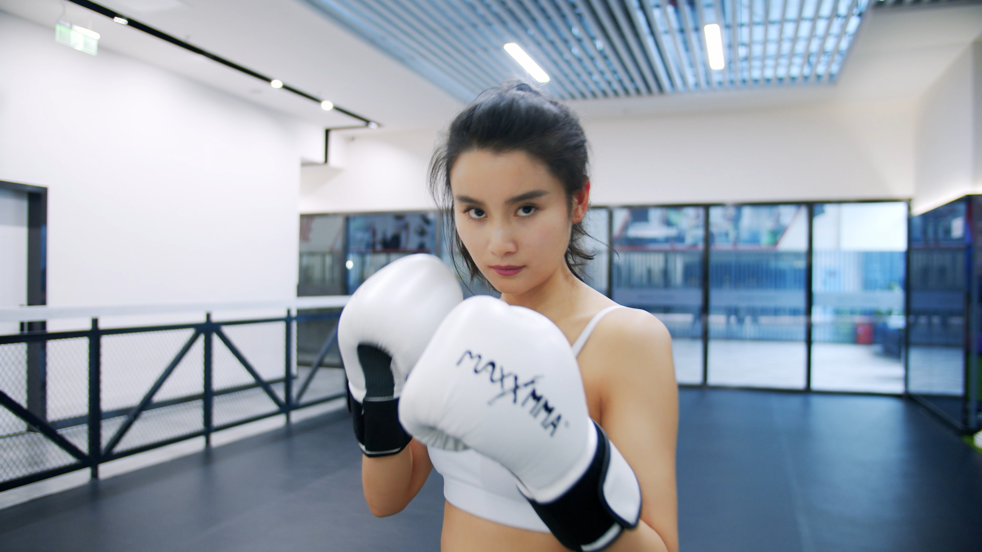 4K实拍美女拳击馆打拳击挥拳运动视频的预览图