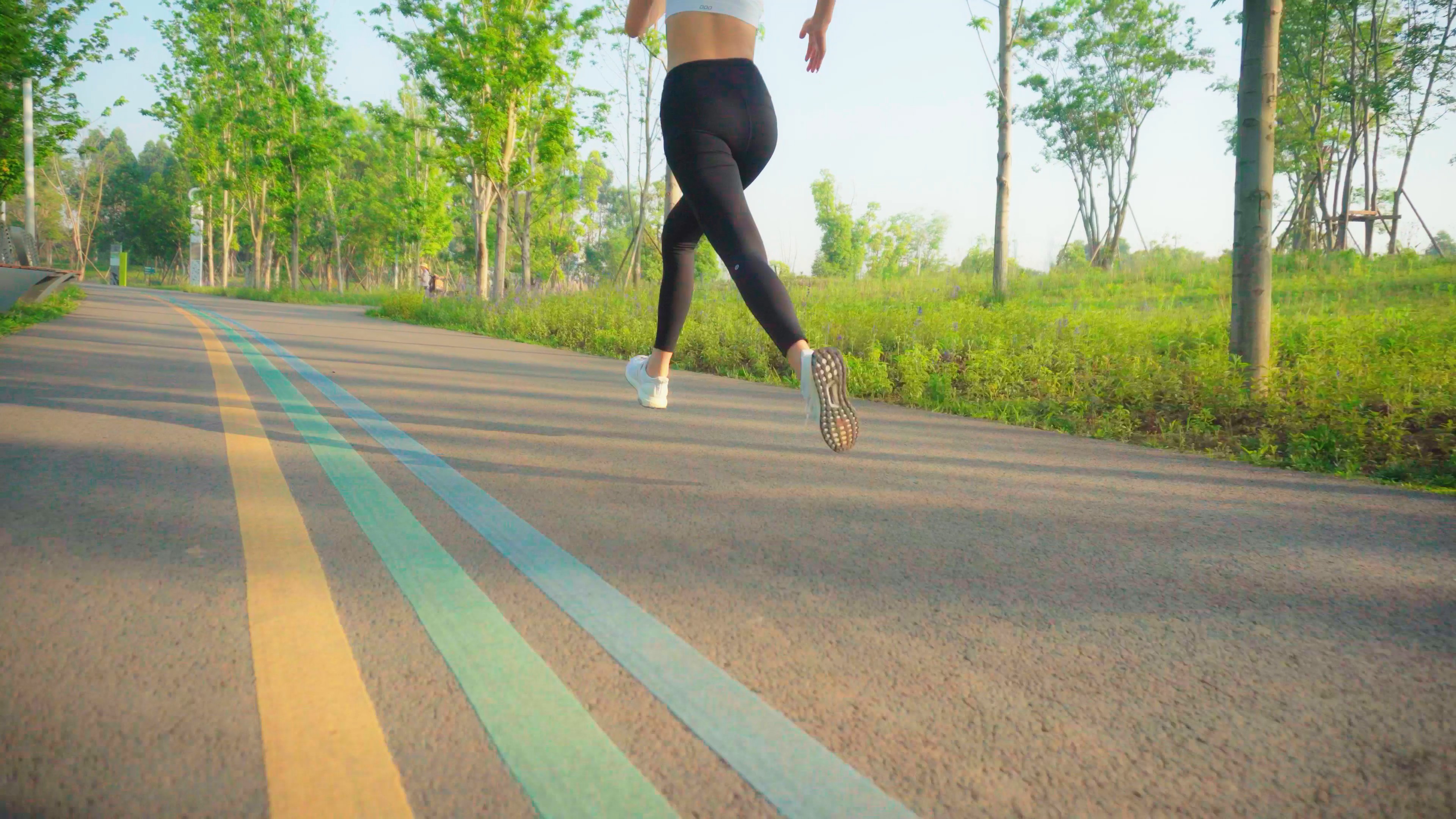 4K实拍美女晨跑跑步脚步视频的预览图