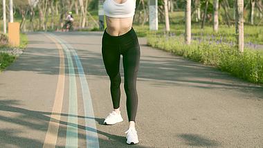4K实拍晨练美女跑步前热身拉伸运动视频的预览图