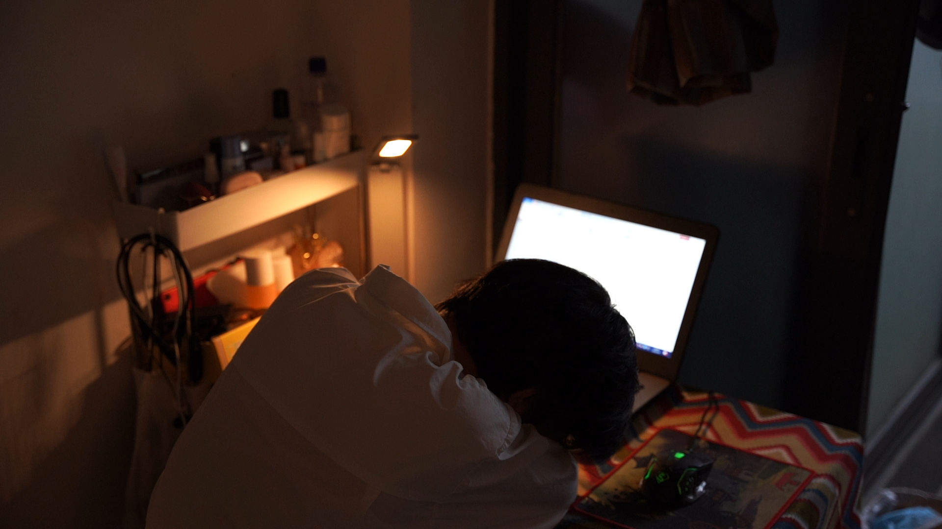 4k白领深夜工作疲惫后趴在桌上睡觉视频视频的预览图
