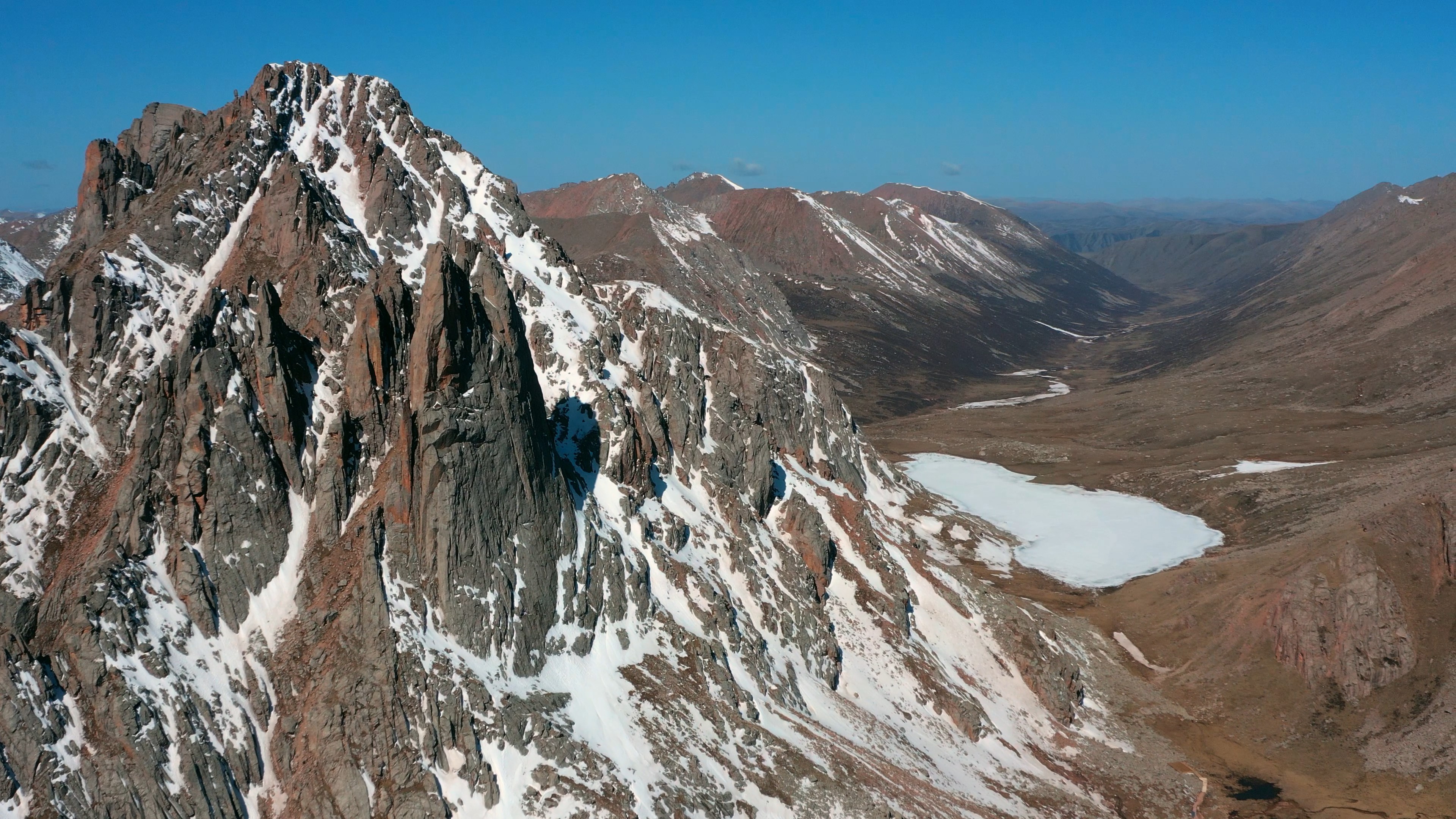 4k航拍青藏高原石头山祖国山河自然风光视频视频的预览图