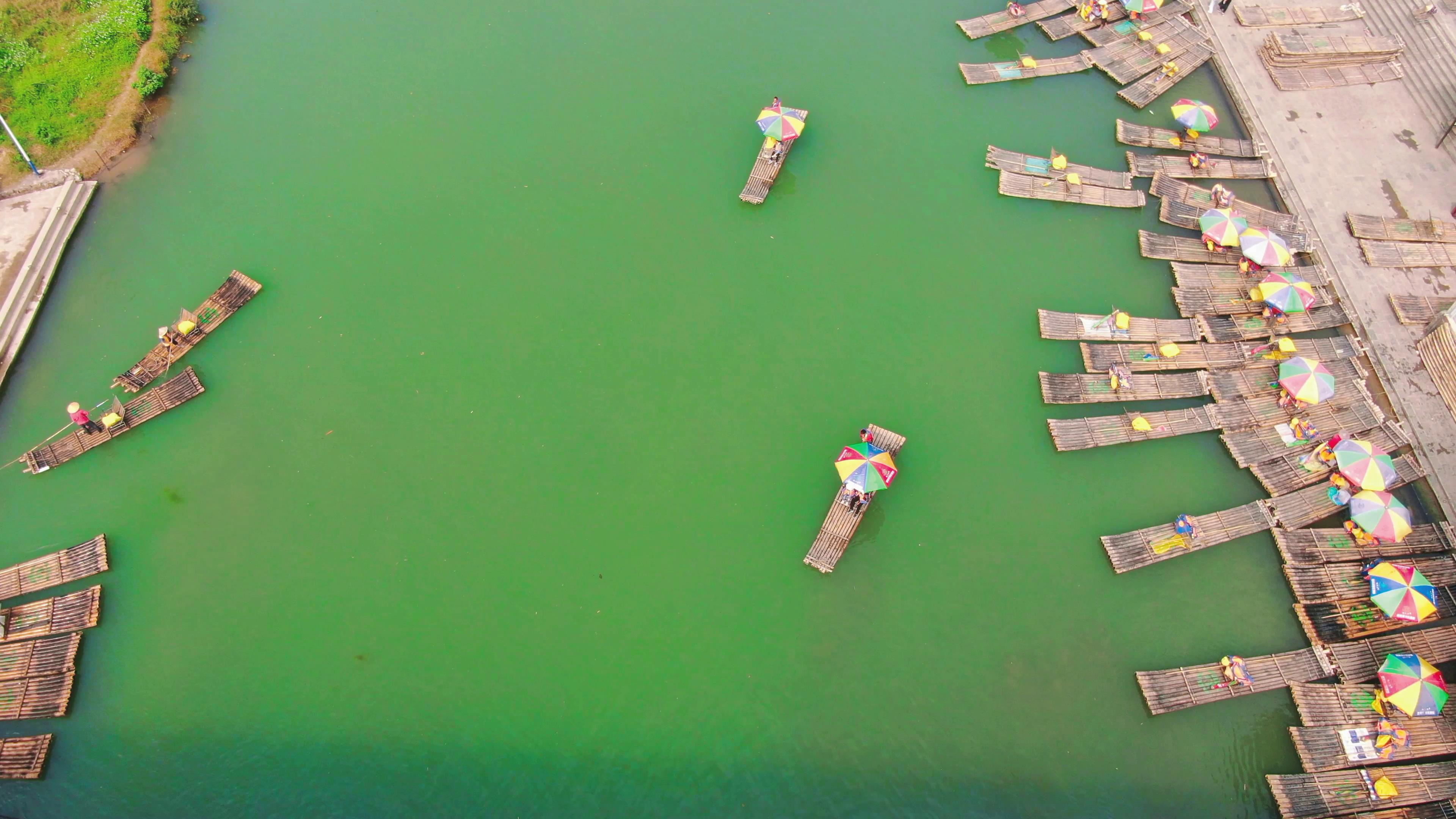 4K航拍广西桂林夏日竹筏漂流码头视频的预览图