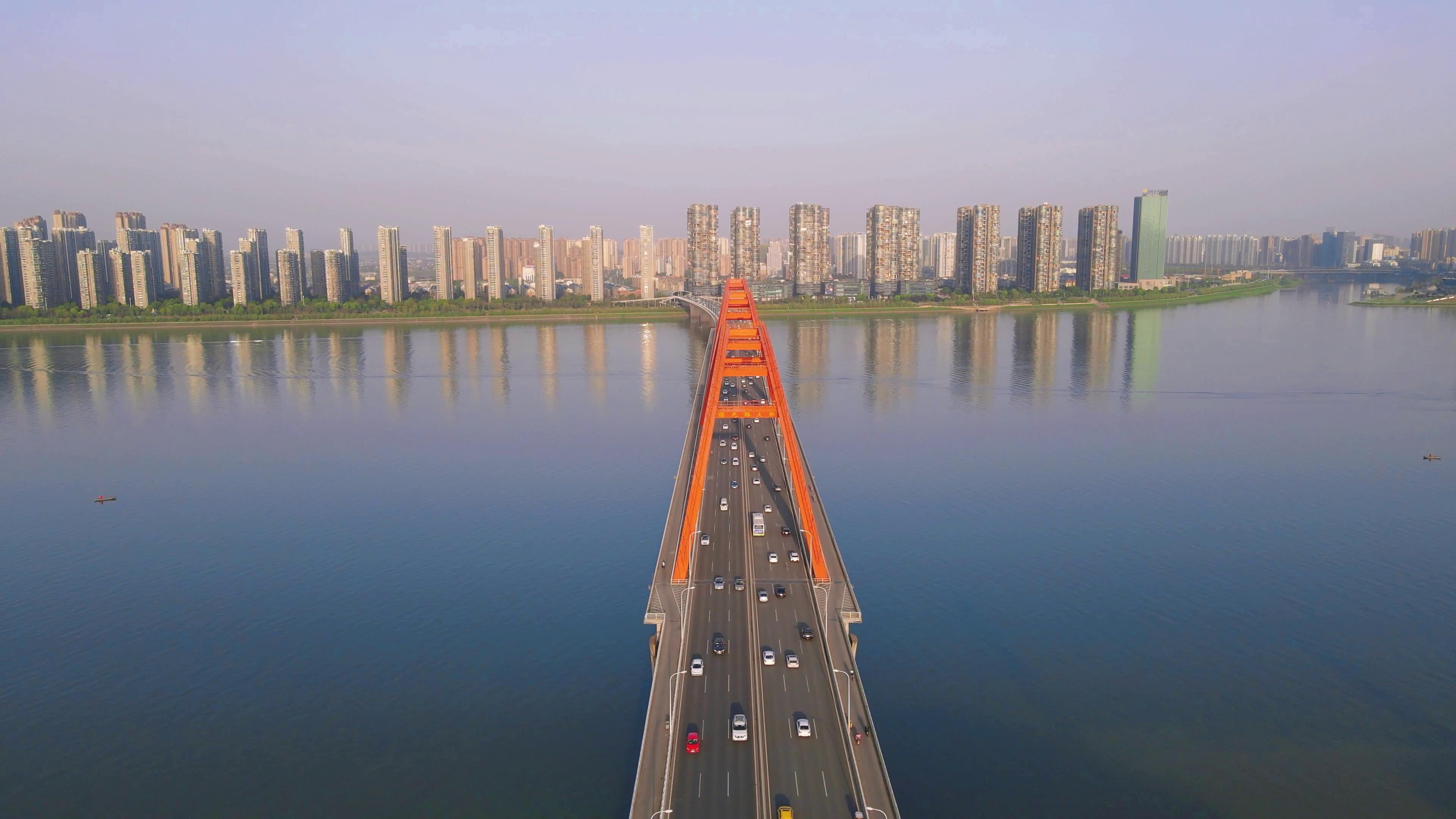 4K航拍湖南长沙地标建筑福元路大桥城市交通视频视频的预览图