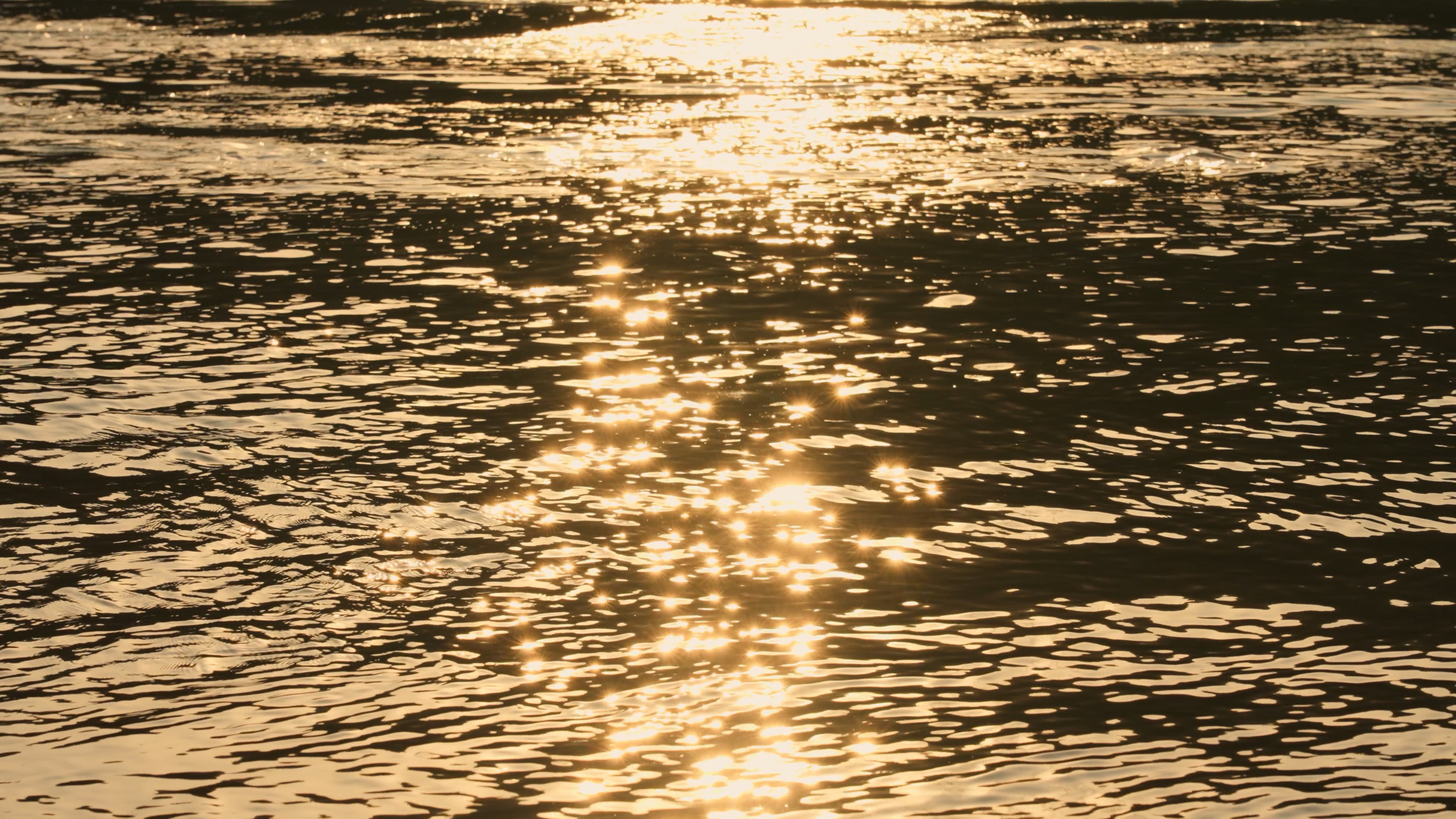 4k升格阳光下水面湖面反光亮晶晶唯美意境空镜视频的预览图