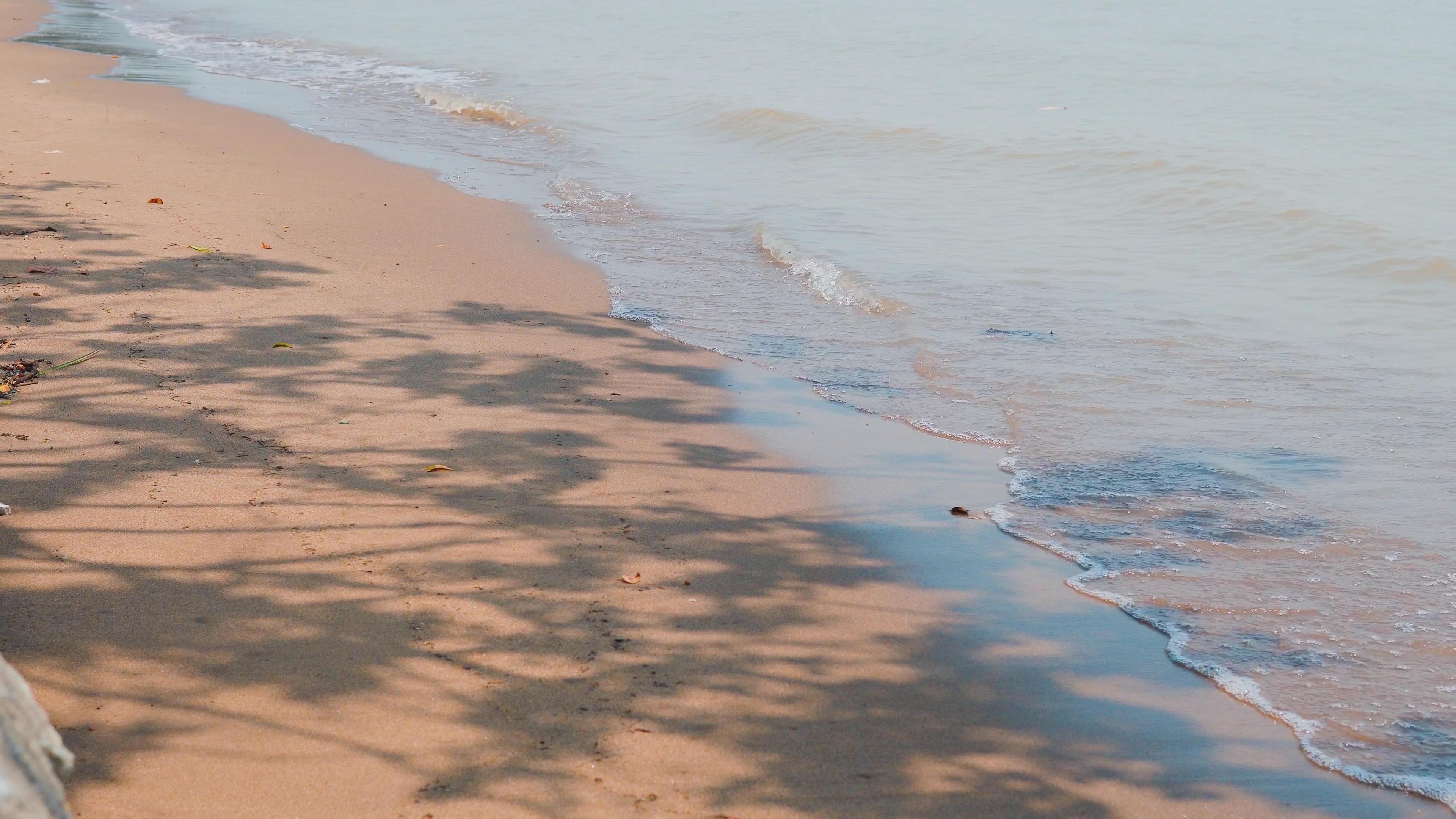 4K夏季夏天唯美阳光沙滩大海海浪视频素材视频的预览图