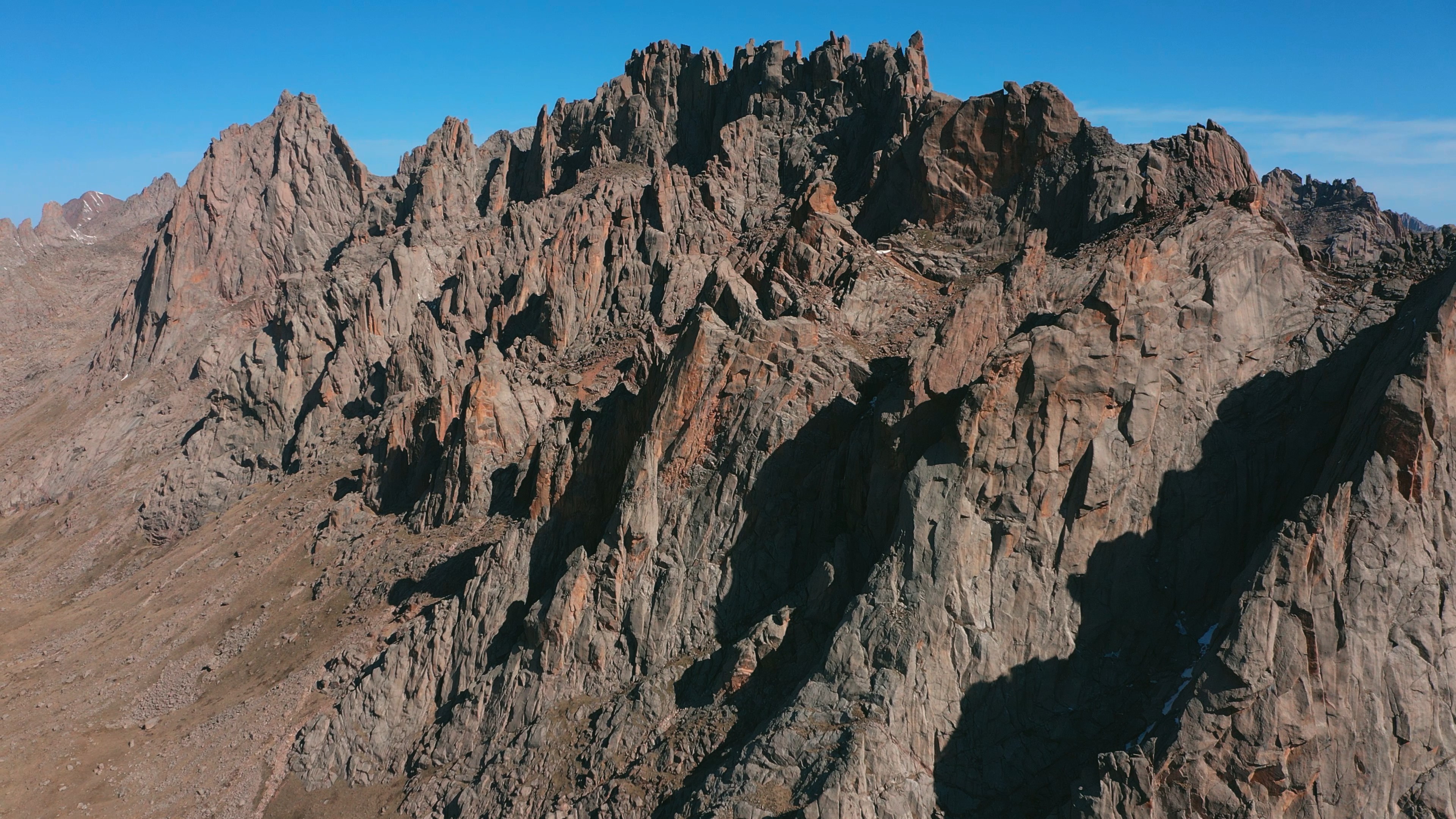4k航拍蓝天下奇特石头山群山自然风光视频的预览图