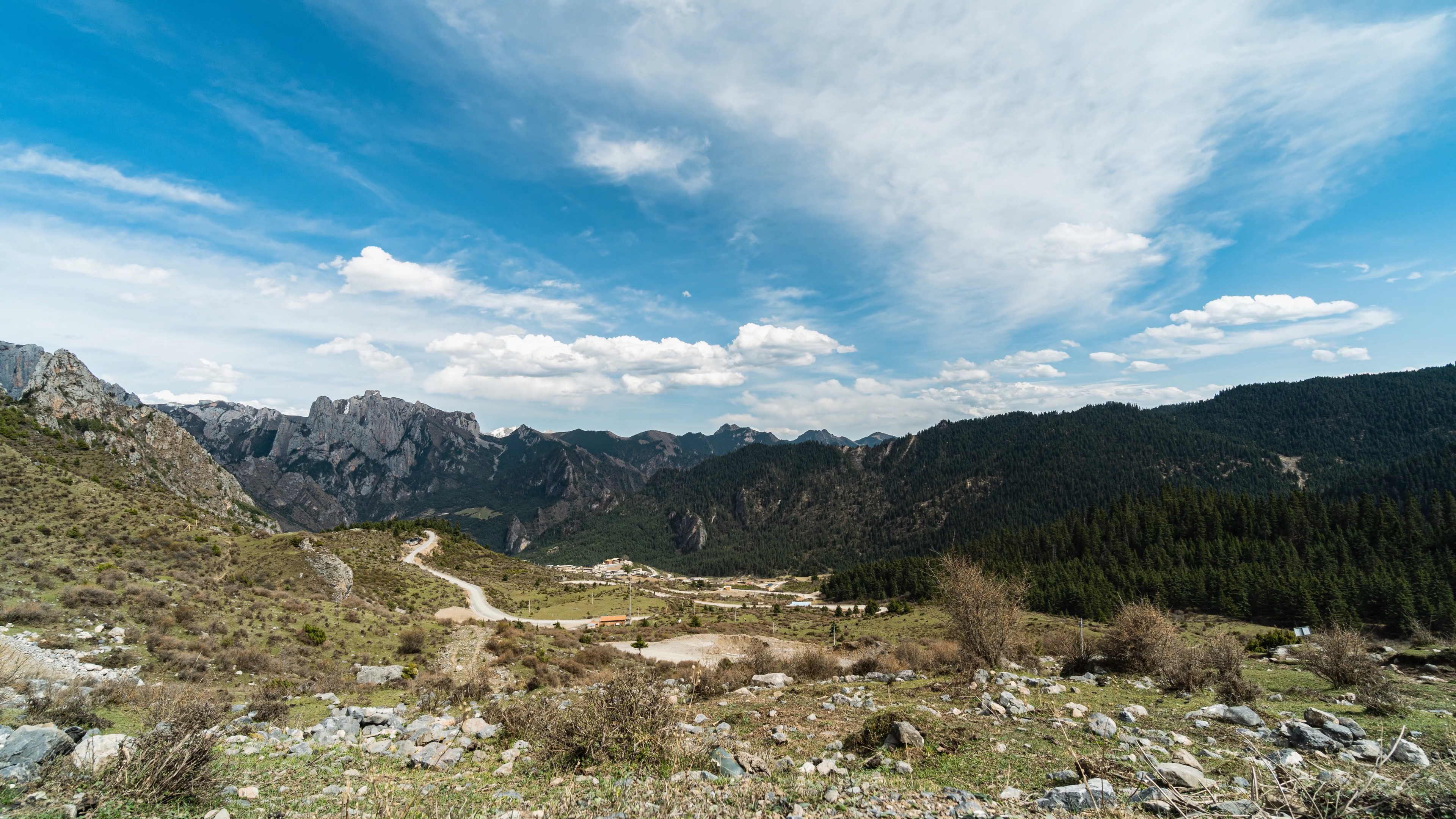 4k甘南藏族自治州扎尕那景区蓝天白云风景延时视频的预览图