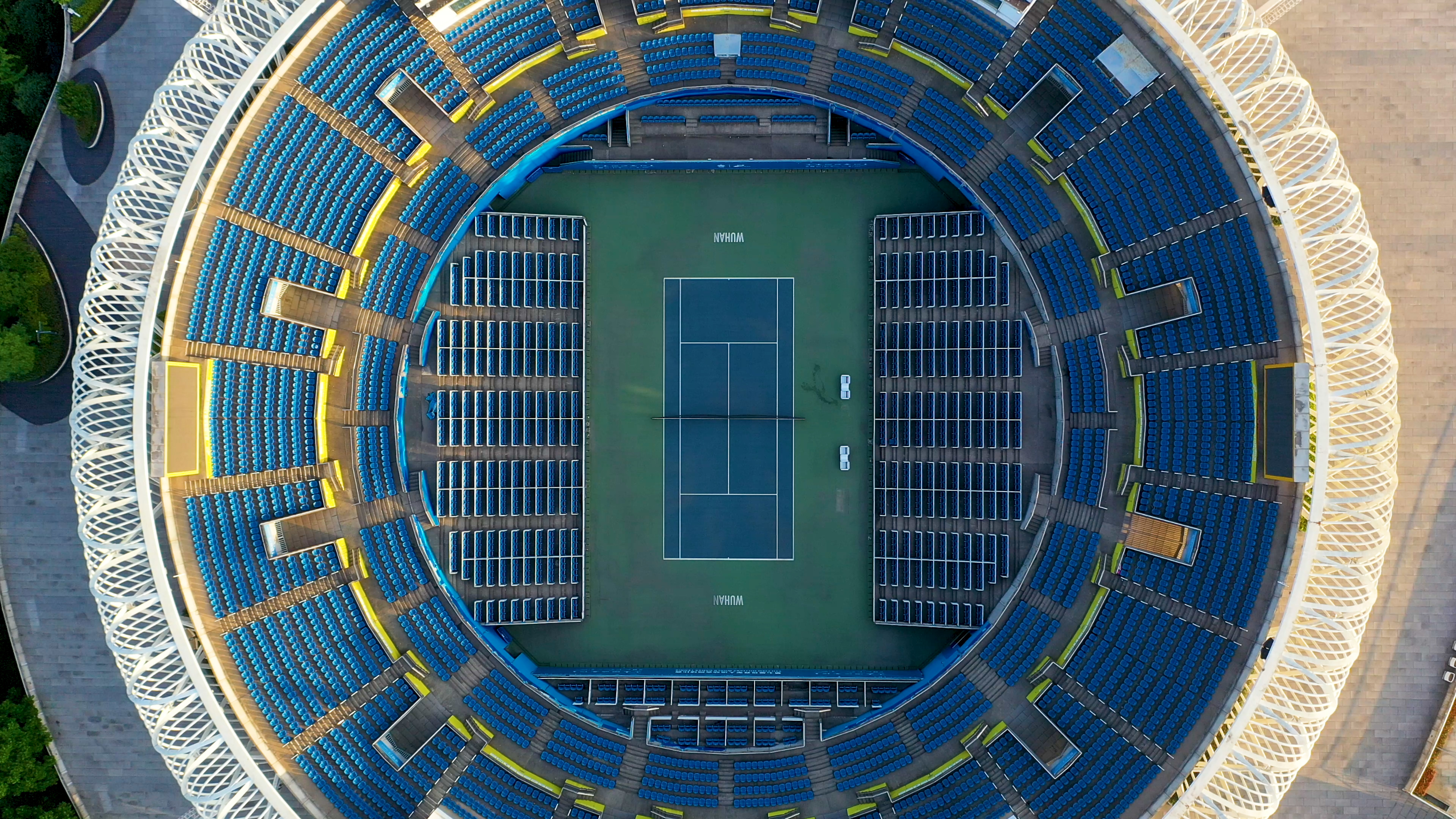 4K俯拍武汉城市建筑网球场航拍实拍视频视频的预览图