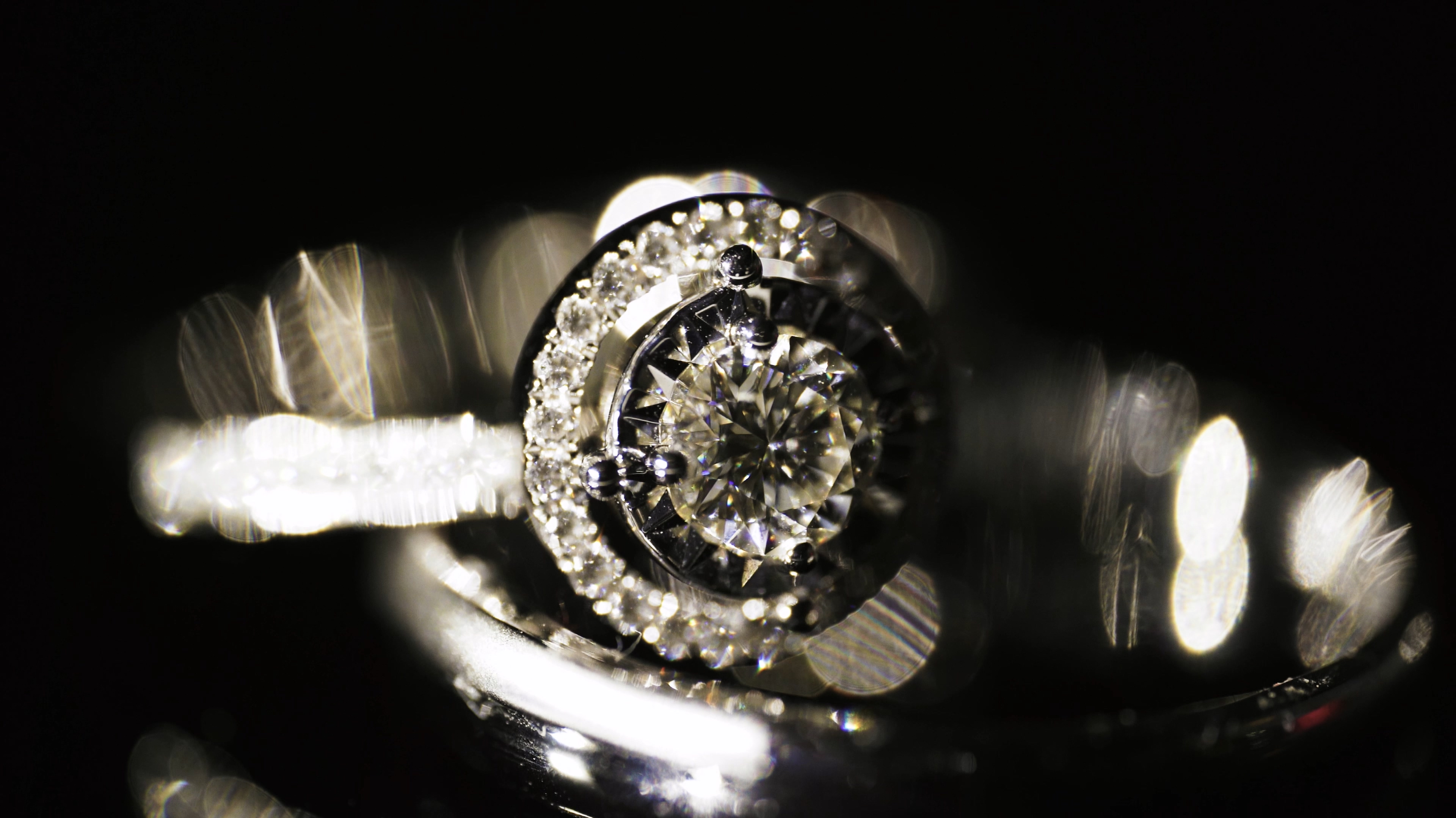 4K钻石戒指铂金婚姻约定婚戒特写视频视频的预览图