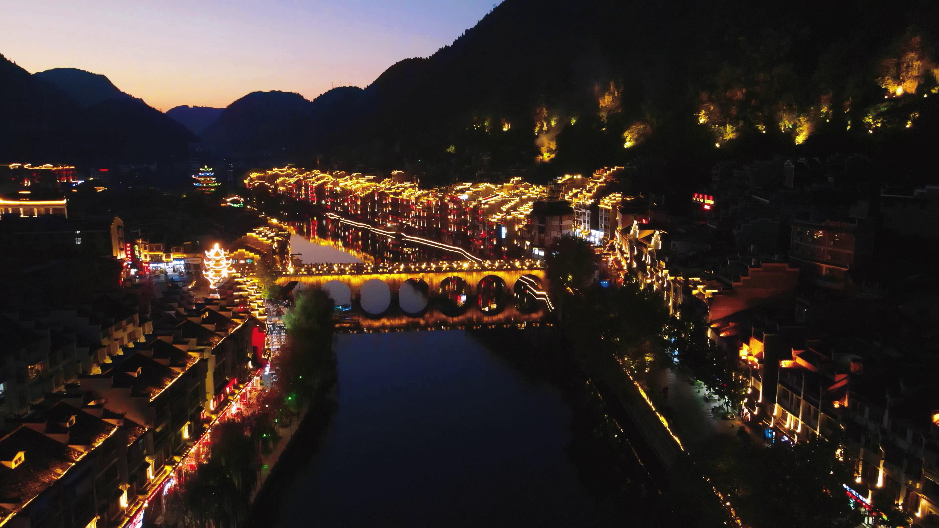 4K航拍贵州镇远古镇夜幕降临灯光辉煌旅游景点视频视频的预览图