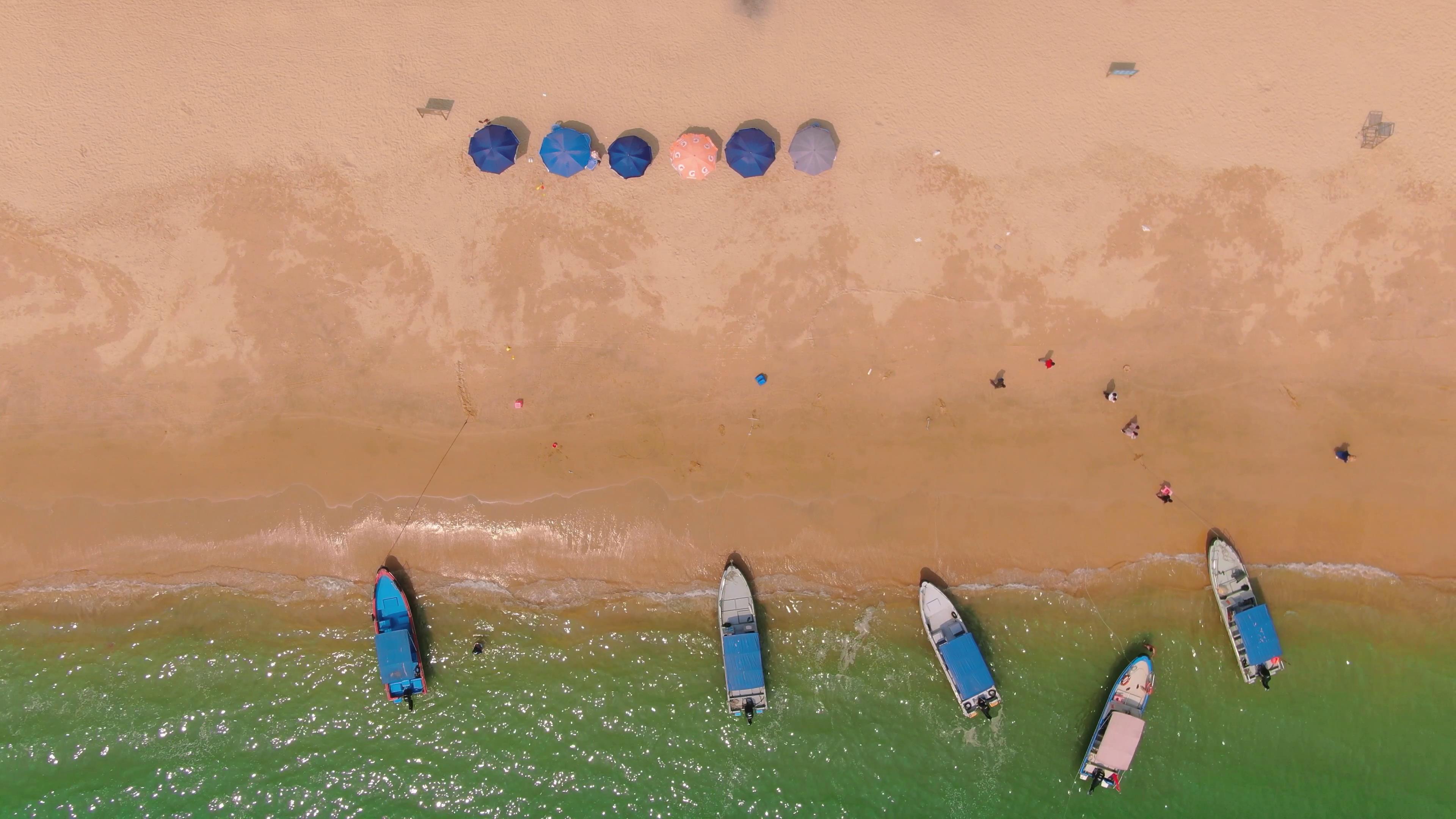 4K俯拍夏天海边沙滩自然风景视频视频的预览图
