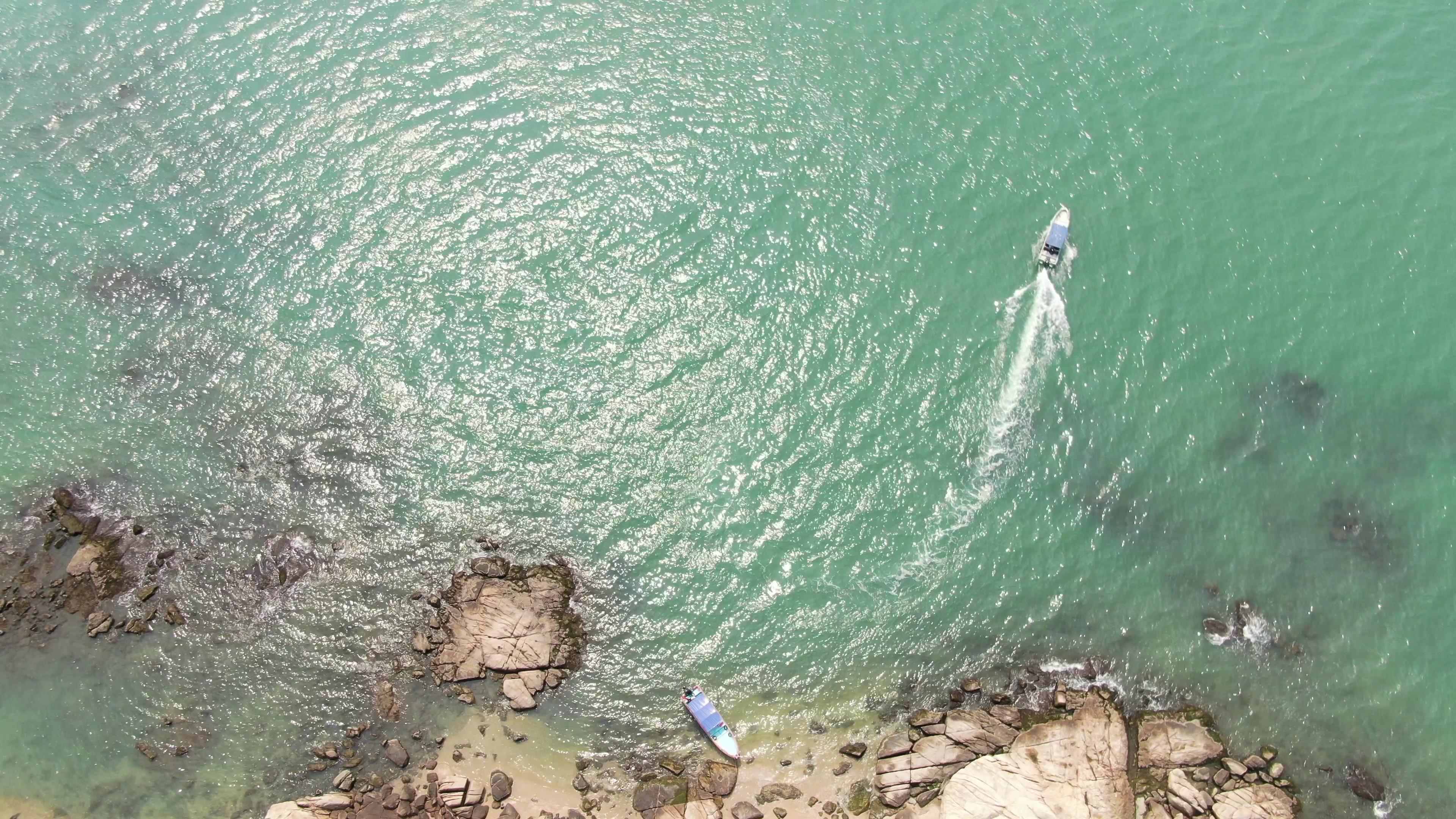 4K俯拍夏日海边观光游艇出行自然风景视频视频的预览图