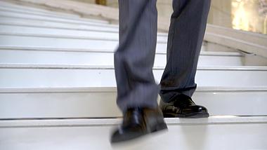 4k升格商务特写穿皮鞋下楼梯的男人视频的预览图