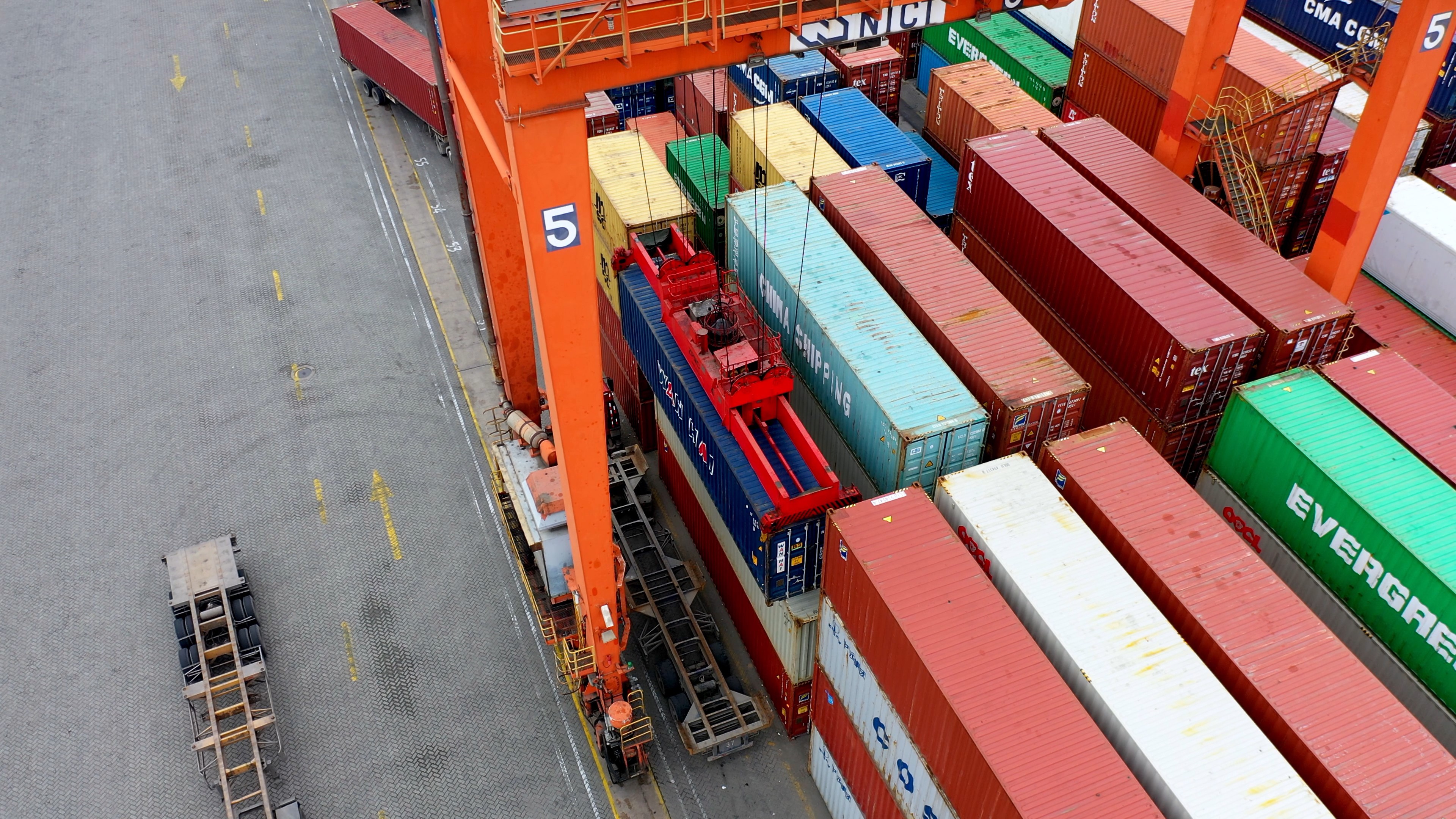 4k航拍龙门吊作业吊起集装箱码头港口运输工业视频的预览图
