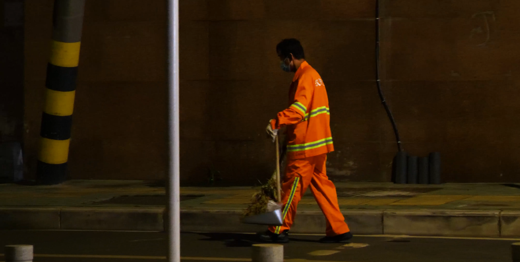 4K夜间环卫工人工作环卫工清扫街道视频的预览图
