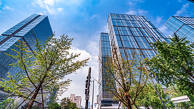 4K城市商务写字楼建筑大楼蓝天延时摄影视频的预览图