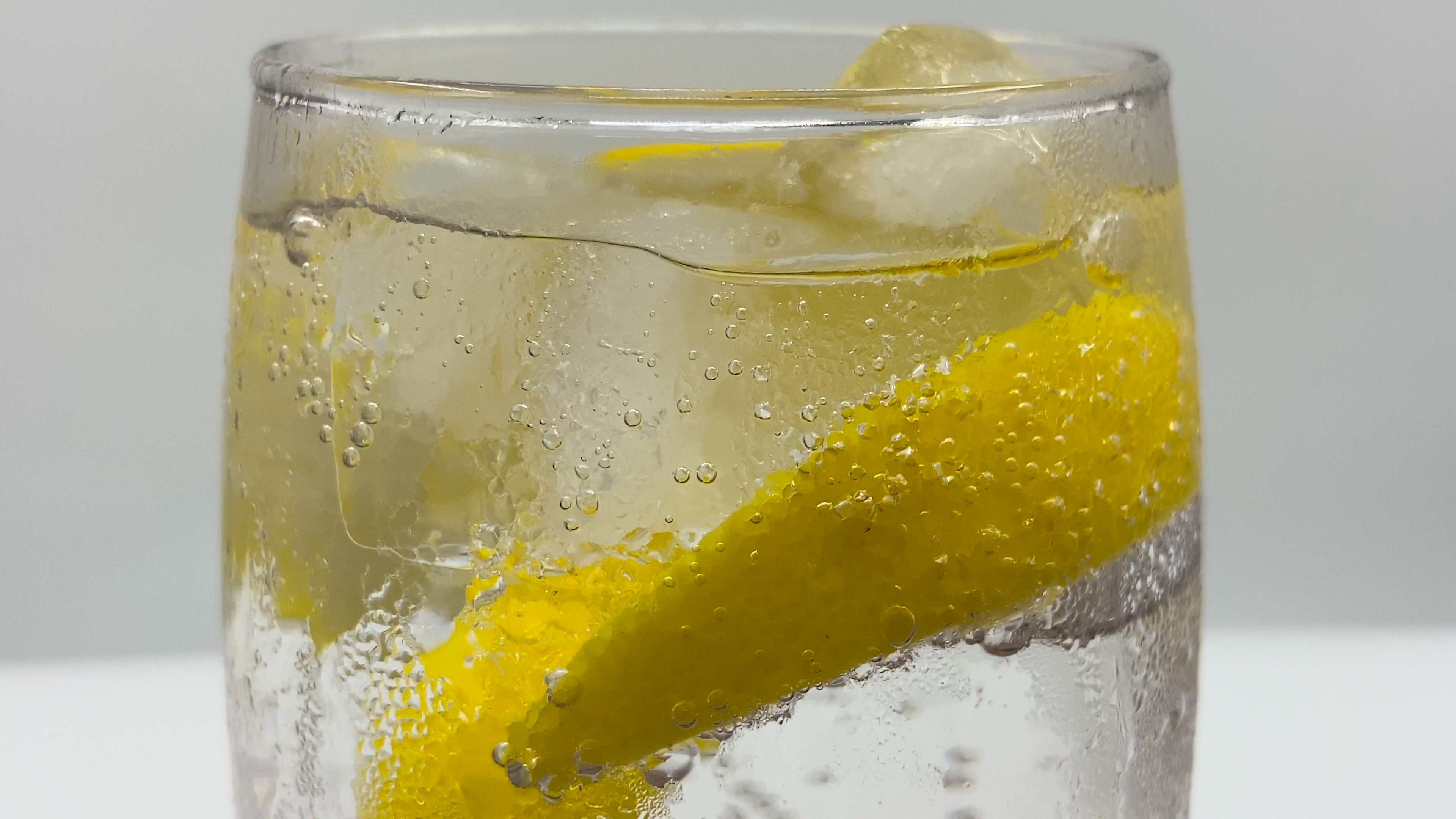 4K实拍夏天到饮料雪碧柠檬清凉汽水视频的预览图