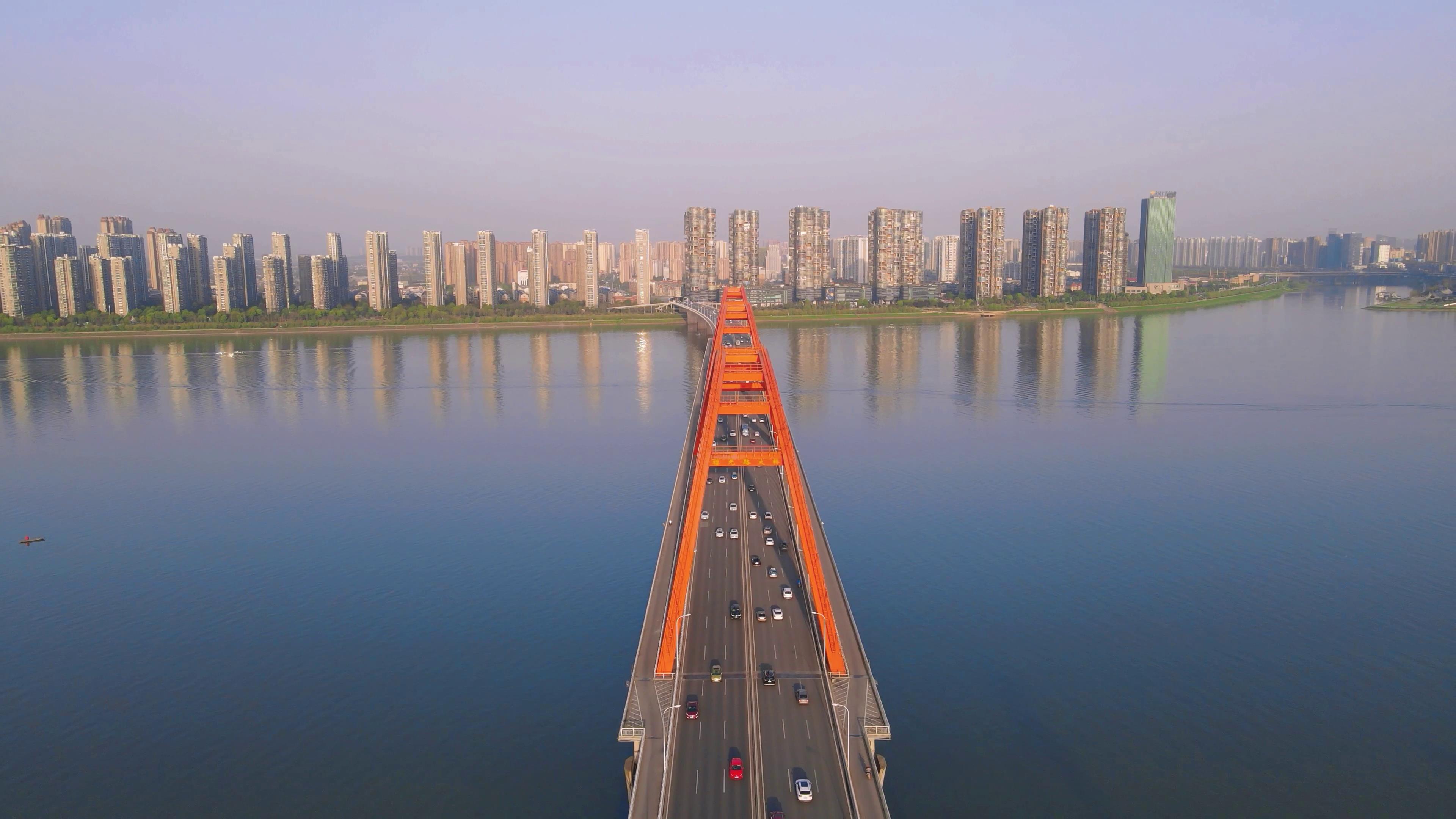 4K航拍湖南湘江福元路大桥交通视频视频的预览图