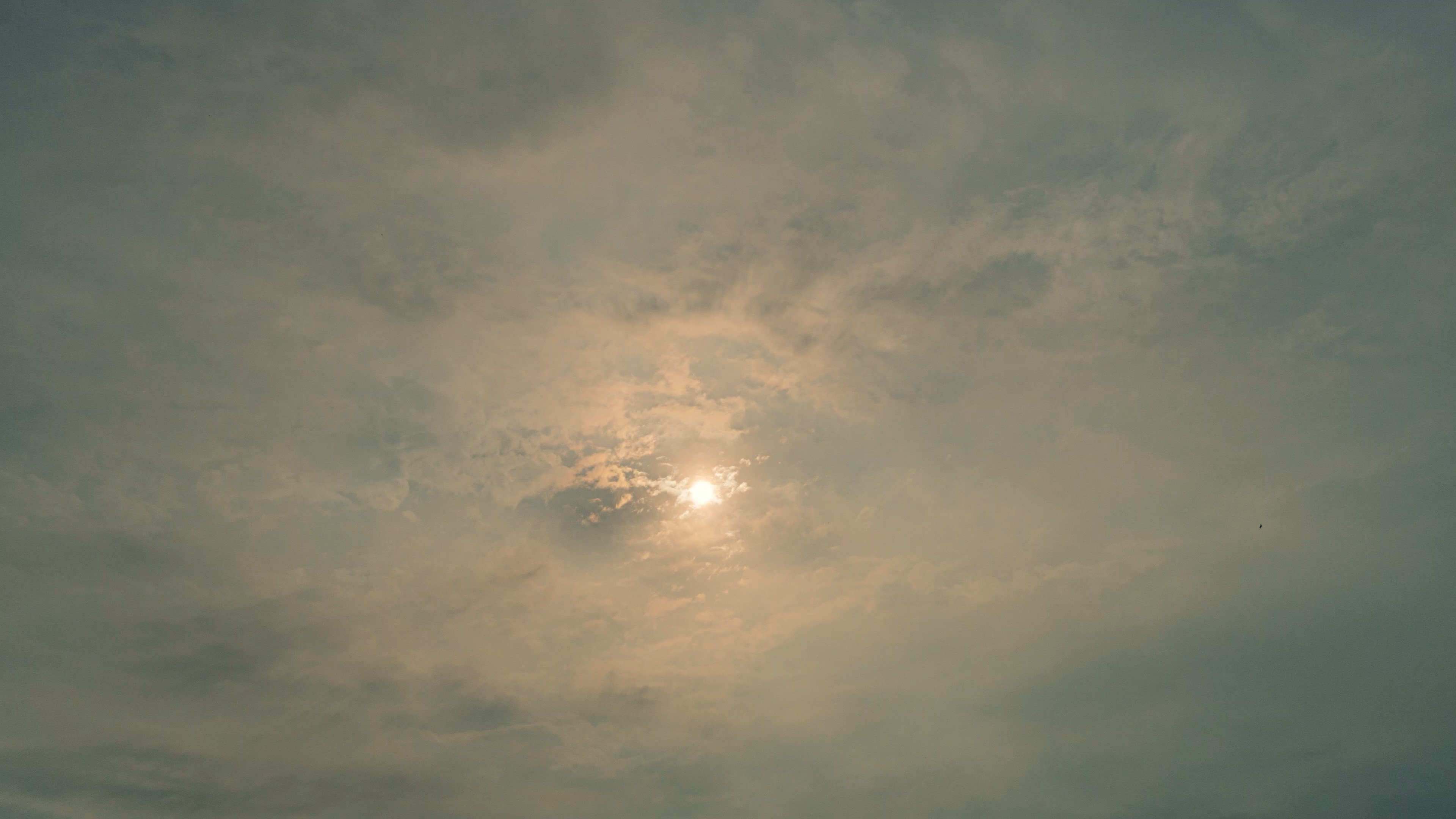 4k夏季太阳烈日炎炎云层流动延时视频的预览图