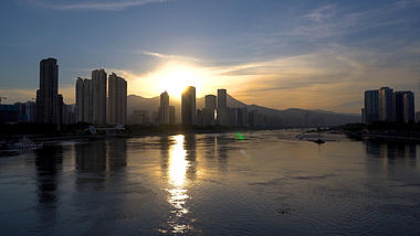 4k夏日城市清晨日出光芒四射视频的预览图